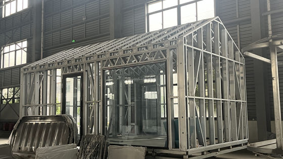 迅速に設置された2階建てのプリファブ別荘 Aフレームデザインと,電熱鋼管から作られた三角形コンテナ