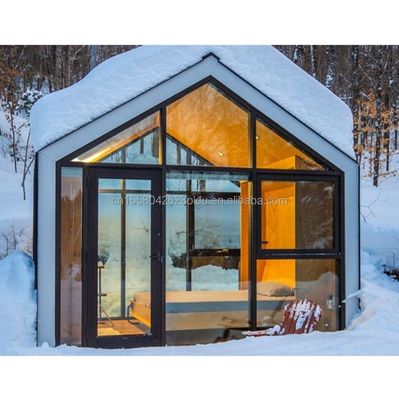 改造された輸送コンテナ プリファブハウス 住宅用鋼コンテナのための三角屋根と安定した木の基盤