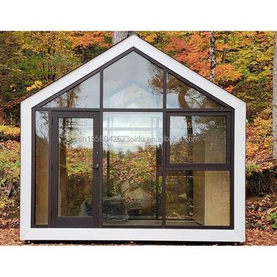 改造された輸送コンテナ プリファブハウス 住宅用鋼コンテナのための三角屋根と安定した木の基盤