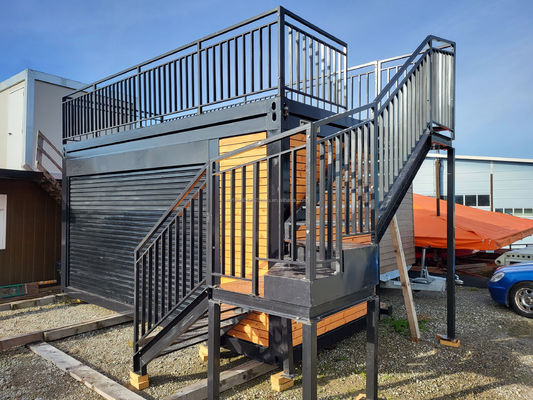 モール・ボバ様式の二階建てプリファブコンテナハウス 50/75/100mm 波風サンドイッチパネル 壁とモダンデザインテラス