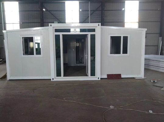 主な構造 鋼鉄の角管 装飾された小さなコンテナハウス 屋外生活用のカスタマイズされた色