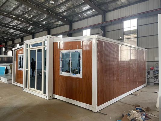 主な構造 鋼鉄の角管 装飾された小さなコンテナハウス 屋外生活用のカスタマイズされた色