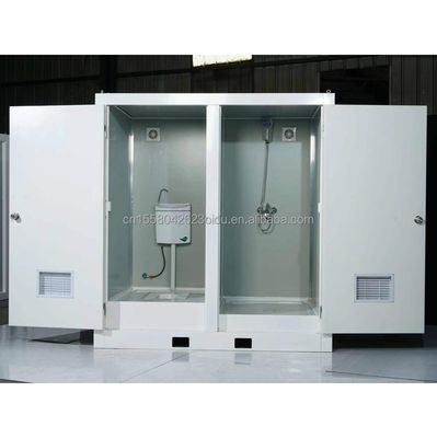 持ち運び可能な屋外トイレのためのフラットパックコンテナ 鉄鋼とサンドイッチパネルで作られた変更された輸送コンテナスタイル