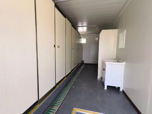 現代的な外観 商店や別荘用のコンテナトイレ アルミ合金 窓と世紀半ばの近代的なデザイン
