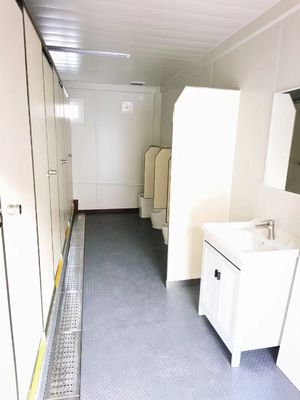 現代的な外観 商店や別荘用のコンテナトイレ アルミ合金 窓と世紀半ばの近代的なデザイン